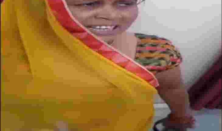 Shouting at the female consumer, the officer got costly, the woman ran with the slippers