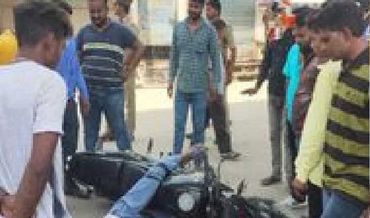 Bike riding miscreants fired bullets at the contractor, death