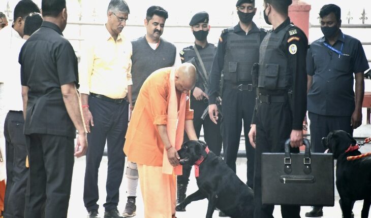 CM Yogi, who visited Gorakhpur, listened to the problems of the people, said - do not panic, strict action will be taken