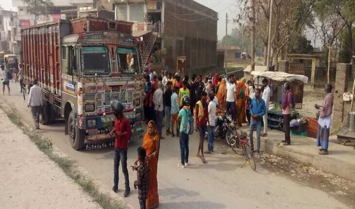 The woman who fell from the bike was crushed to death by the truck