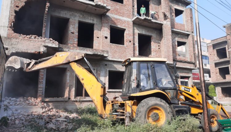 Administration bulldozers run on the flats of Chadha Group, apartments were built on the road