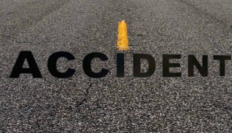 Grand-grandson waiting for the car on the side of the road was trampled by a speeding car