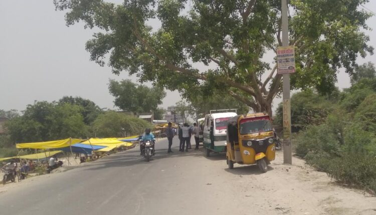 Illegally operated auto stand in the town, passengers filling ragged vehicles, police administration oblivious