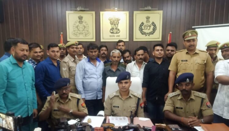 Police arrested 8 men of gang involved in making fake licenses including 6 factory made guns