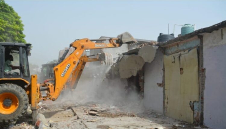 Bulldozer again showed his talent, panic among people