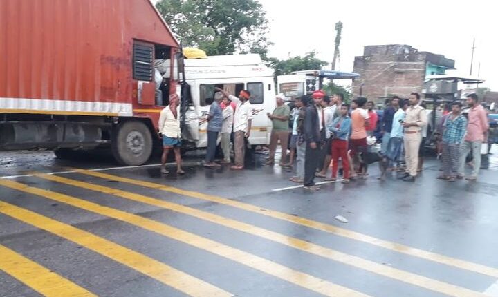 Massive collision between van and truck, 7 killed