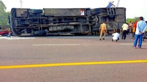 Bus overturned uncontrollably on Agra Expressway, 2 killed, 52 injured