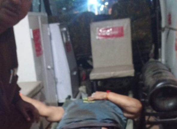 A girl's foot slipped while boarding the train, both legs were cut