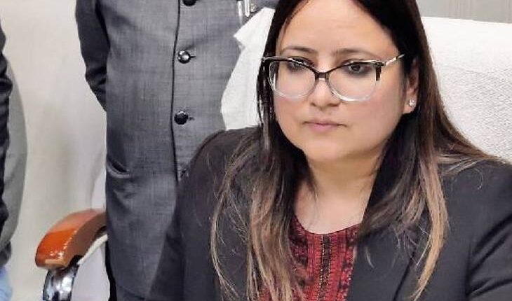 Kanpur DM Neha Sharma raged on the elderly in the public court, reprimanded the elderly