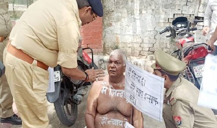 Daughter-in-law grabbed property worth crores by showing father-in-law as dead, elders sat on dharna to demand justice