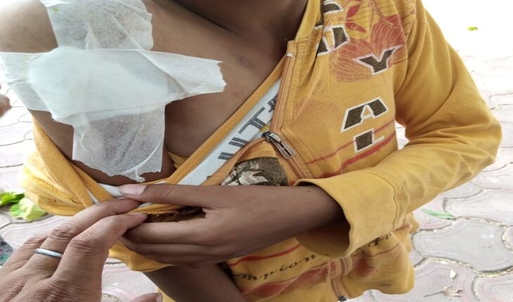 The son narrated the misdeeds of the merciless mother, said - the mother beats her with shoes-slippers, rolling pin and charger wire