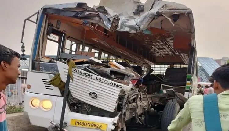 4 killed and more than 28 injured in a fierce collision between a bus and a truck going from Bihar to Punjab
