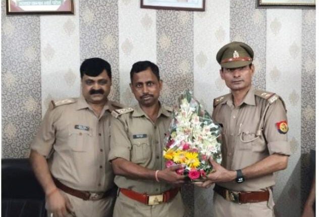 The new in-charge was welcomed with the farewell of the old in-charge by wearing a garland of flowers.