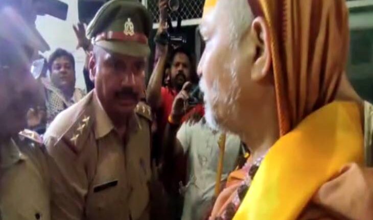 Swami Avimukteshwaranand Saraswati, who came to worship in Gyanvapi, was stopped by the police at the gate, sat on fast