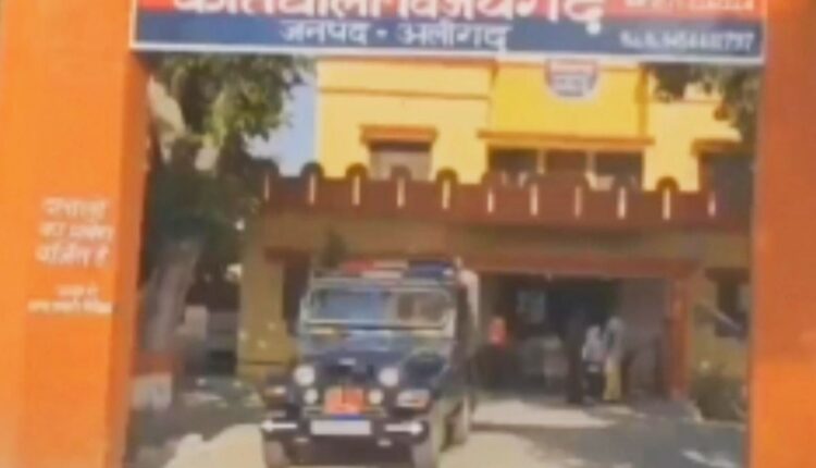 The girl jumped from the roof of the Vijaygarh police station, throwing dust in the eyes of the police, died