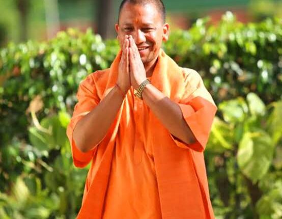 Before participating in the meeting of the National Executive, CM Yogi offered prayers at Shri Bhagyalakshmi Temple