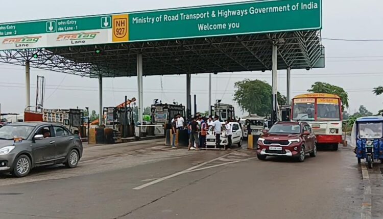 Barabanki- Showed status of being MLA and did not pay toll