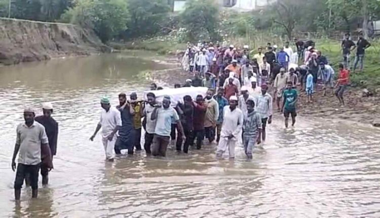 Government silent! To reach the crematorium, the villagers had to cross the river
