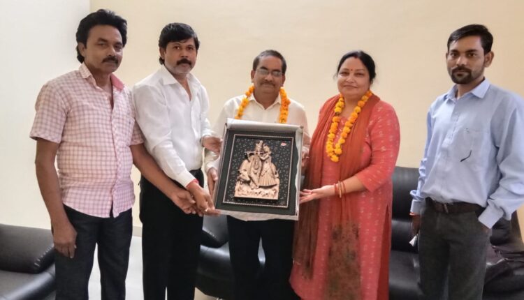 Elected Secretary of Uttar Pradesh Accredited Correspondent Committee was welcomed on arrival in the first district