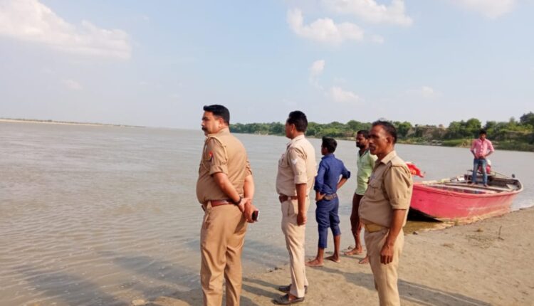 The middle-aged who went to perform cremation at Mehndi Ghat drowned in the river Ganges, the team of divers engaged in search