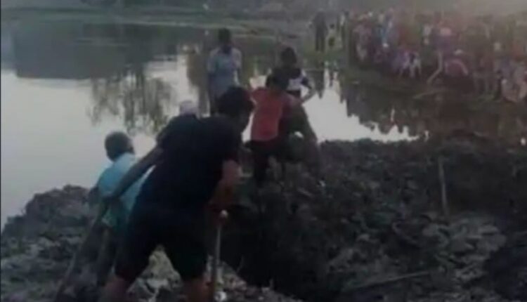 Said in the dream I am still alive mother, after 7 days the grave was dug again buried