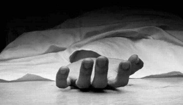 Due to the domestic conflict in Meerut, a woman jumped in front of the train carrying an innocent son and daughter.