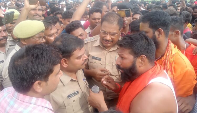 Ruckus on the highway fiercely, clashes with police over the path of Sharma DJ with Vishwa Hindu Mahasangh