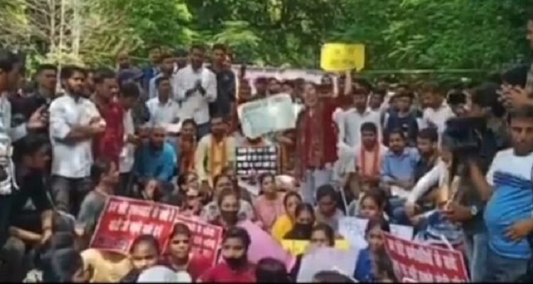 Allahabad University fee hike: Students take 'bhu samadhi' in protest