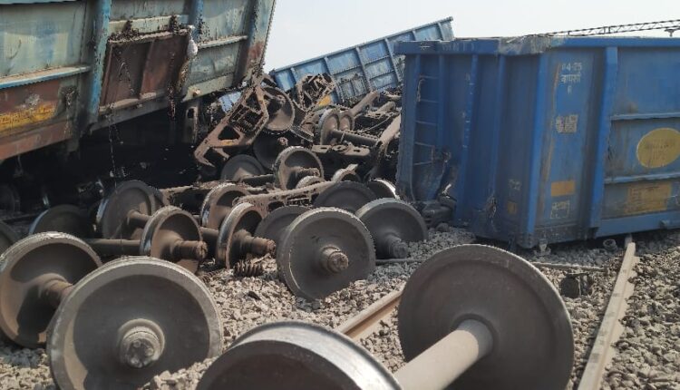 Major train accident in Fatehpur, 15 coaches derailed