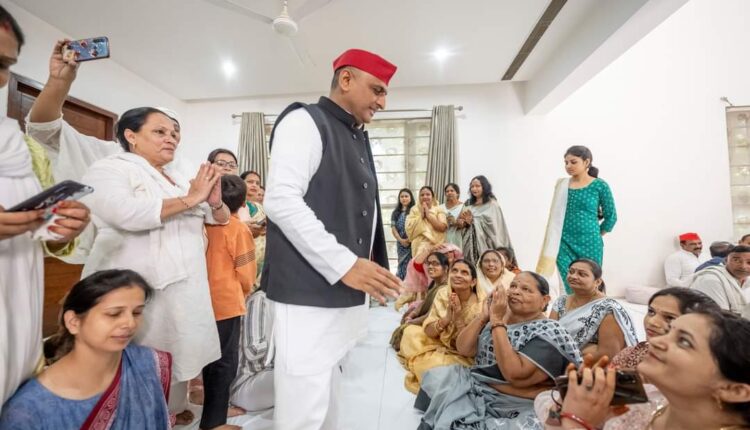 All the officials and leaders reached Akhilesh's house to express their condolences on Deepawali.