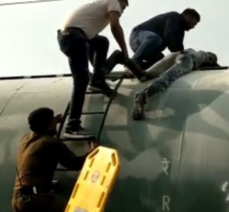 The young man standing on the roof of the train felt the current condition critical