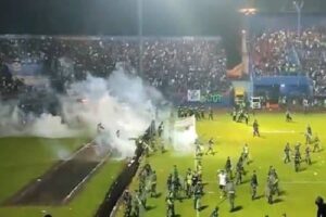 Indonesia - Terrible accident, supporters of two football teams clashed, 129 people died