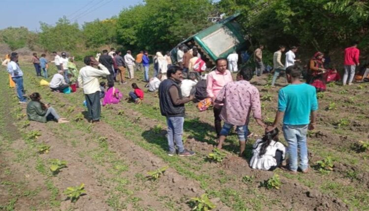 Narmadapuram-Khandwa State Highway - 18 passengers injured as the bus overturned