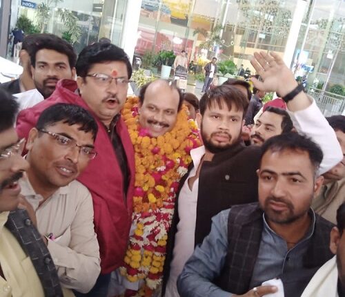 On arrival in Lucknow U.P. Grand reception for newly appointed treasurer of Congress Shiv Pandey