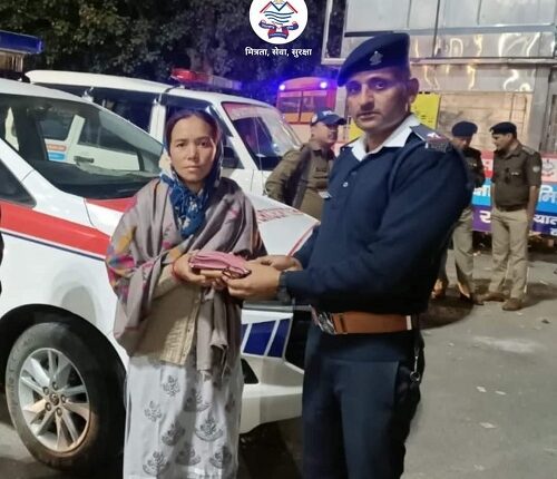 Woman smiles after traffic police returns lost purse in bus