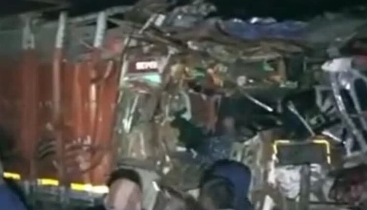 3 people died due to truck collapsing