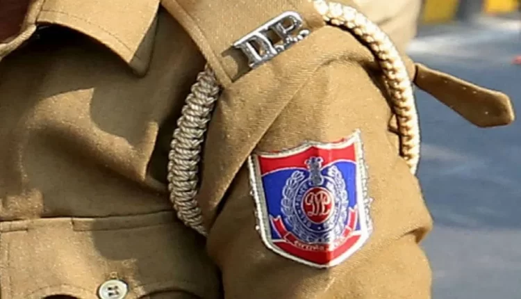 Police made reconciliation by cutting cake from husband and wife in police station on first anniversary