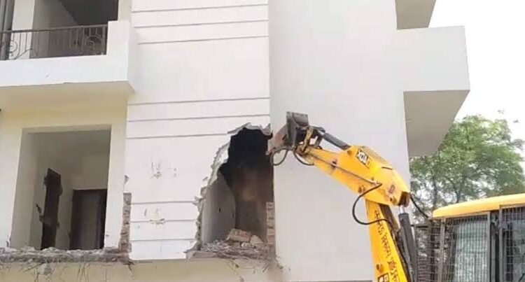 Bulldozer will run on Yazdan apartment built in Hazratganj, Lucknow