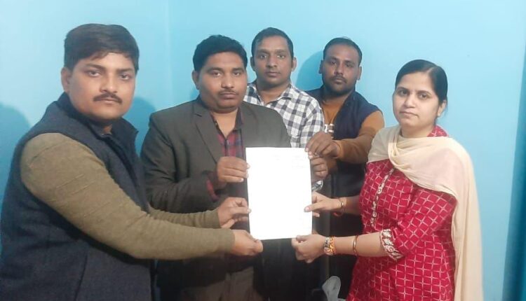 Primary teachers union gave memorandum to solve the problems of teachers