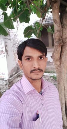 When the gate was closed, a young man standing on the railway track and making a video died after being hit by a train.