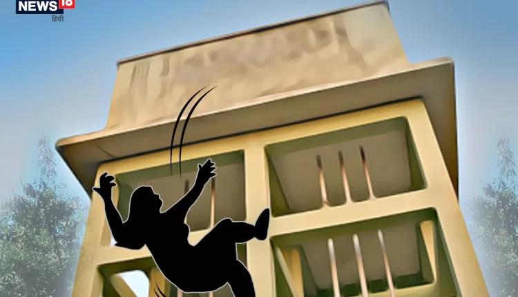 The girl who ran to save her life from the tremors of the earthquake fell from the roof