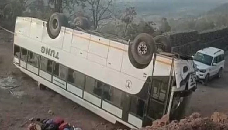 Sixteen passengers injured when the bus going from Manali to Jalandhar overturned