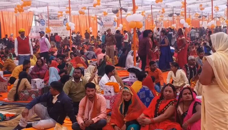 Chief Minister Yogi ji reached and blessed everyone in mass marriage