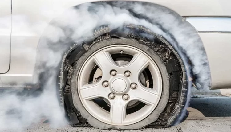 Twelve people injured due to tire burst of devotees' car