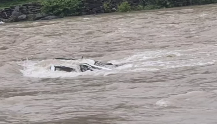 Car fell uncontrollably into the river near River Front two safe and two people missing