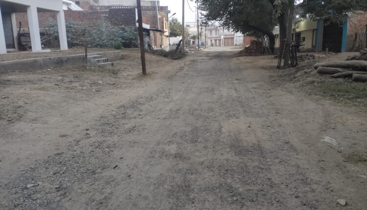 Roads turned into pits, the trouble of passers-by increased