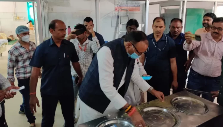 The Deputy CM who went to see the arrangements of the hospital took off his shirt and dressed the patient shivering with cold.