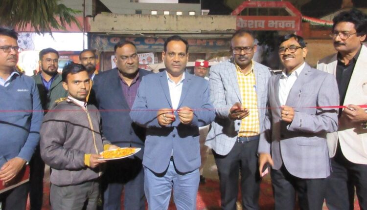 DM inaugurated Kakori Martyr Week by cutting the ribbon and lighting the lamp in Shaheed Udyan Park