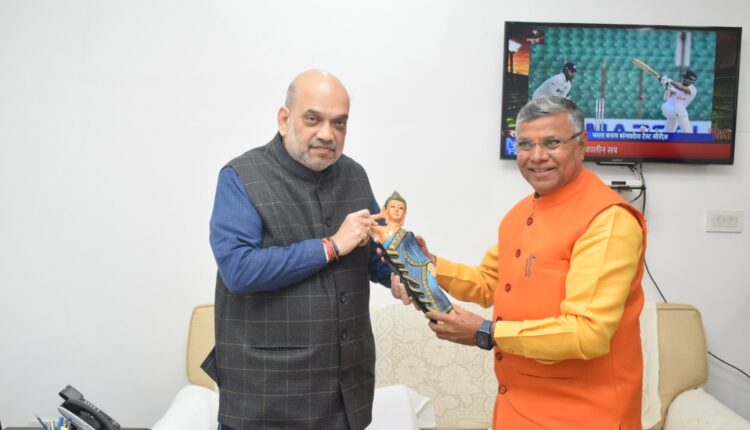 Jail Minister met Defense Minister and gifted the book