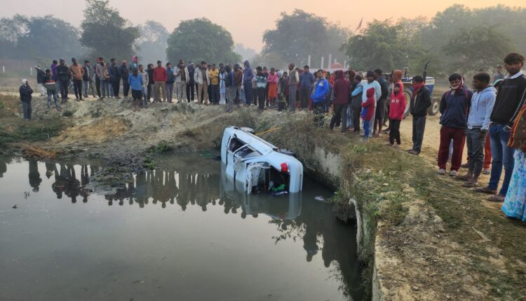 Lucknow: Car fell into the drain, 4 people died